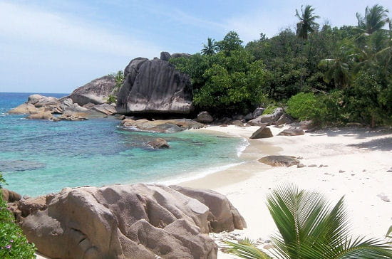 la plage de la digue aux seychelles.